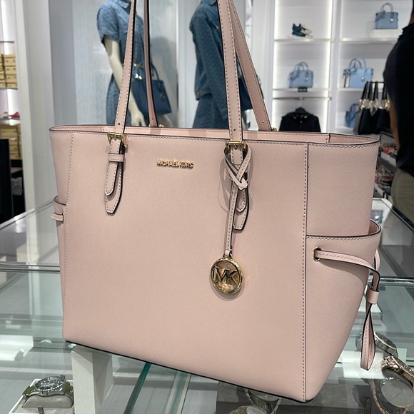MICHAEL KORS 
Gilly Large Saffiano Leather Tote Shoulder Bag 
Powder Blush 
NWT - Picture 3 of 16